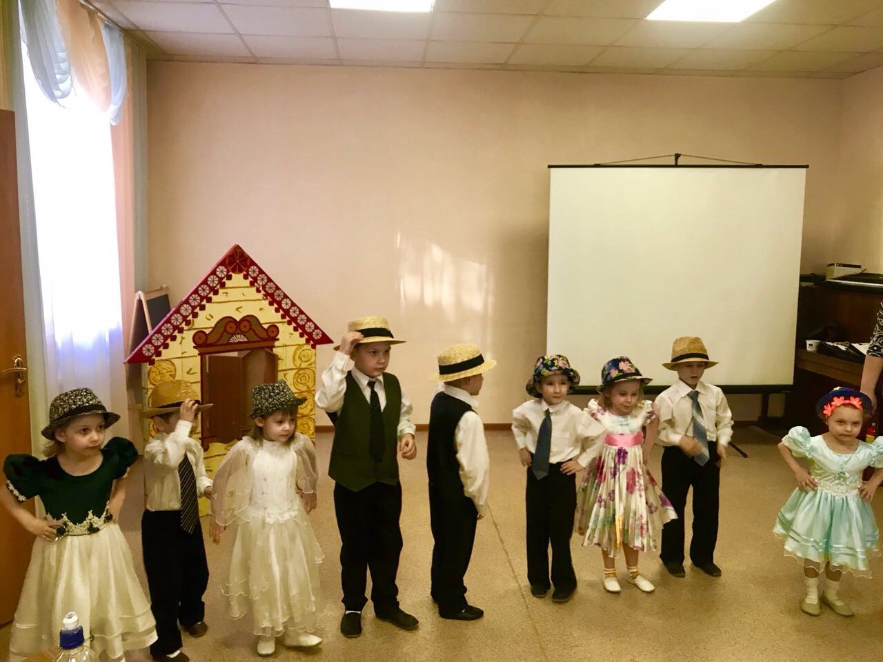 В гостях, в снегирях. В гостях, в снегирях.