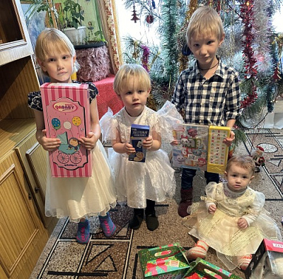 100 детей из Колыванского района получили свои новогодние подарки 